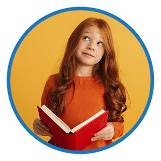 Jeune fille pensive tenant un livre ouvert dans ses mains.